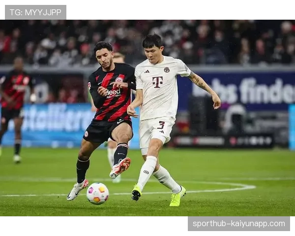 德甲球迷对判罚标准长期不满 拜仁对阵切尔西时球迷为犯规欢呼折射情绪